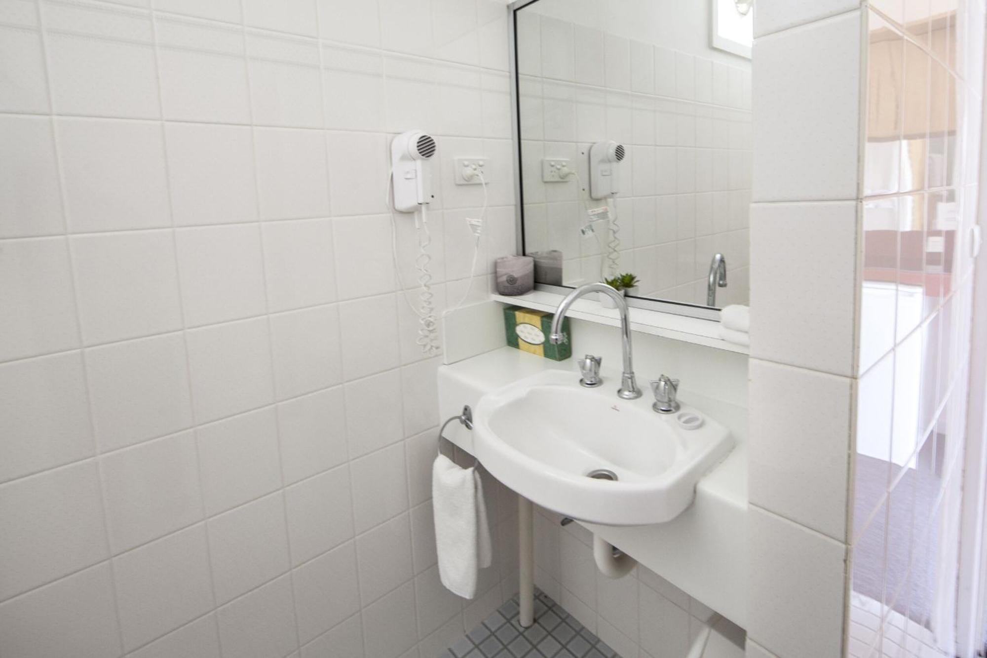 Redhill Cooma Motor Inn ภายนอก รูปภาพ