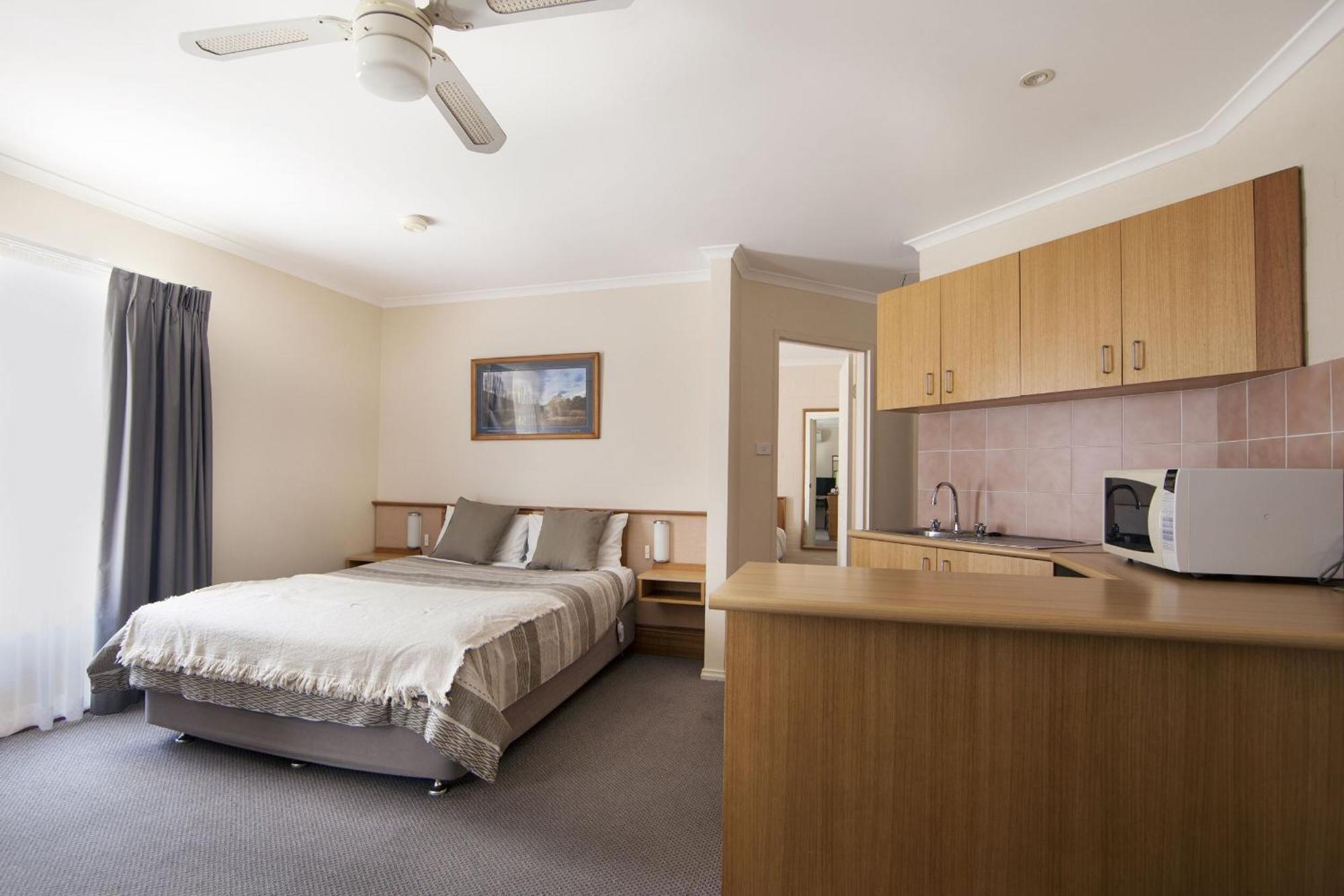Redhill Cooma Motor Inn ภายนอก รูปภาพ