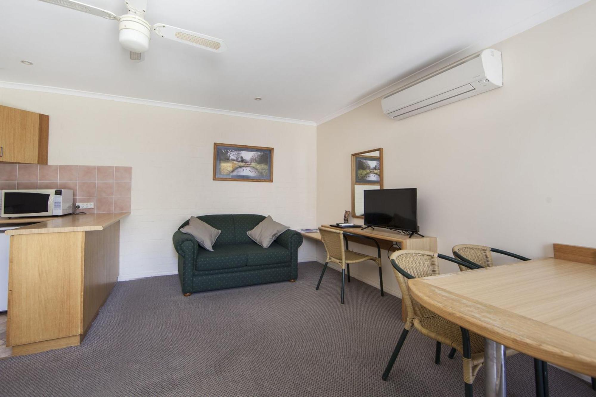 Redhill Cooma Motor Inn ภายนอก รูปภาพ