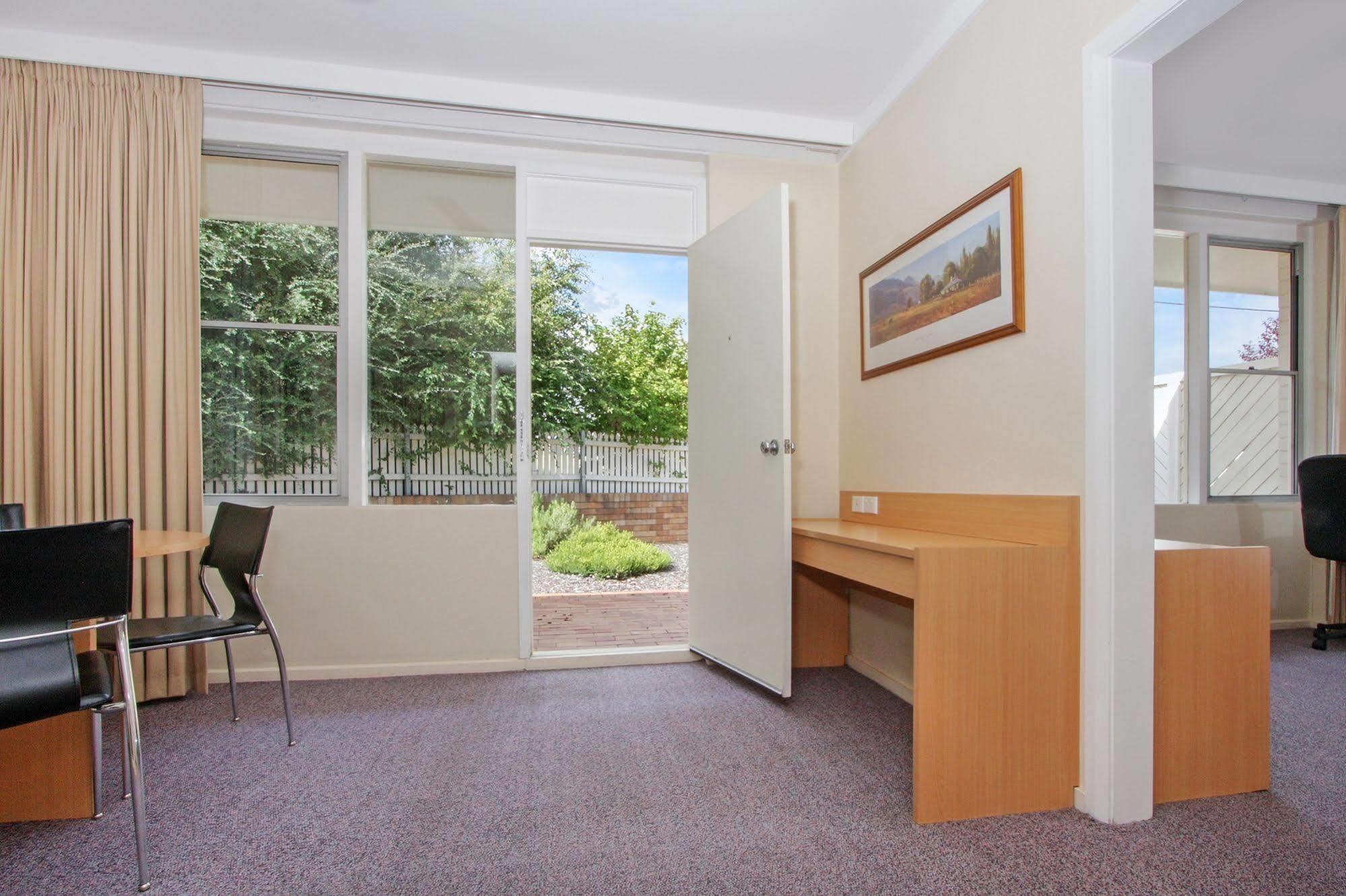 Redhill Cooma Motor Inn ภายนอก รูปภาพ