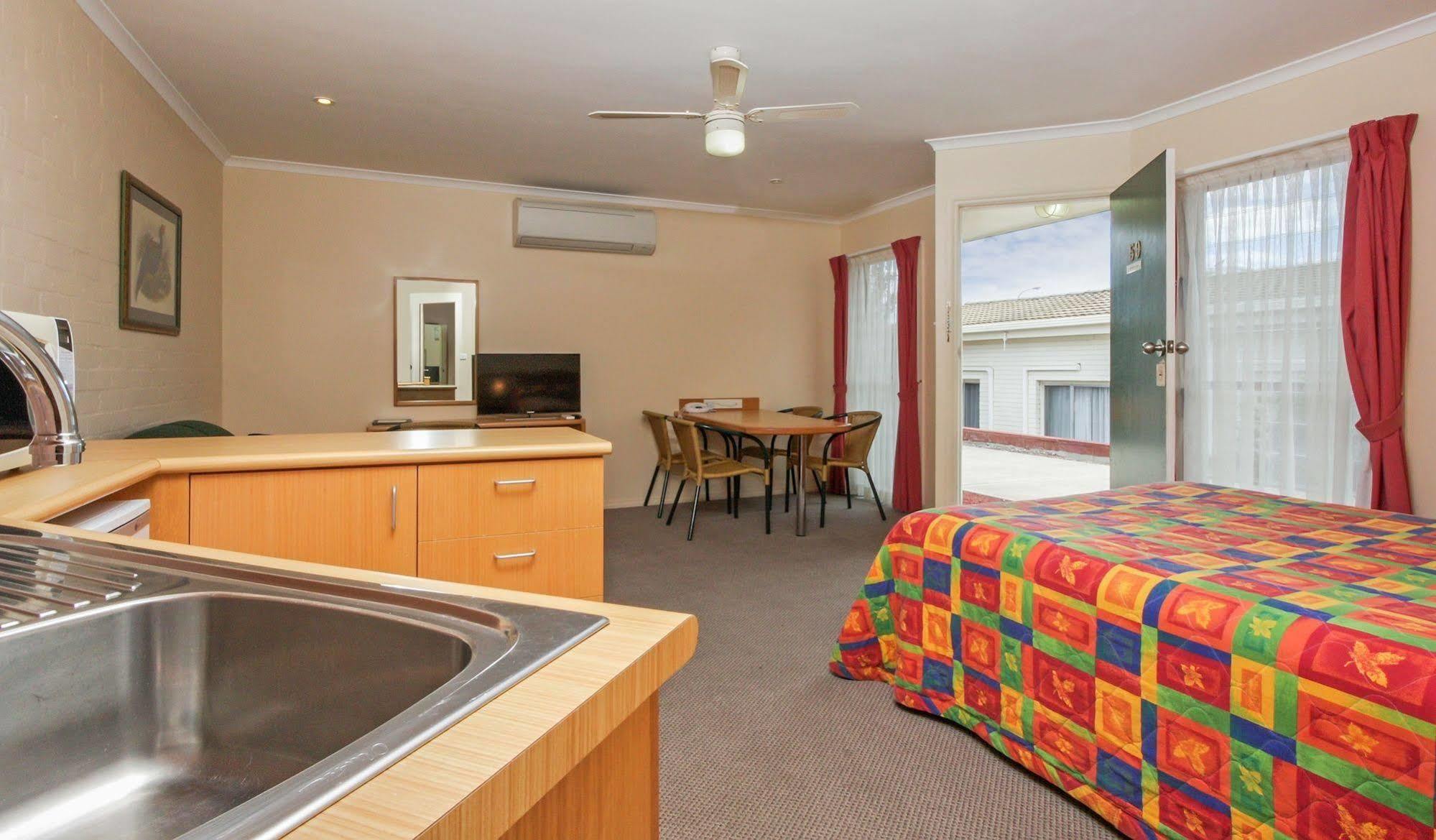 Redhill Cooma Motor Inn ภายนอก รูปภาพ